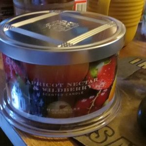 BRAND NEW 4 WICK CANDLE IN APRICOT NECTOR AND WILDBERRY FROM HOMEWORX